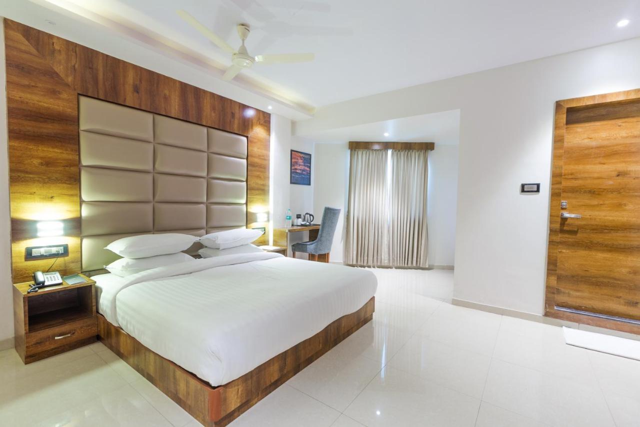 Aura One Hotel Kochi Exterior photo